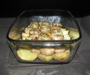 Brambory a žampiony v míse...a je to v troubě