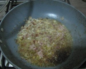 Smažená cibulka, žampionové nohy, tučnější šunka a zbytek plnící směsi