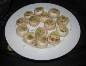 Plněné žampióny směsí sýra, cibule a pikantní klobásky