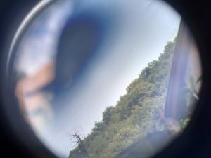 Pohled na obzor skrz dalekohled