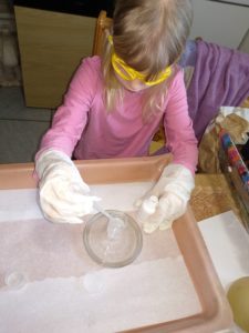 nabrat_lecivo_a_pak_kapek_do_odmerky_zopakovat_insektcid